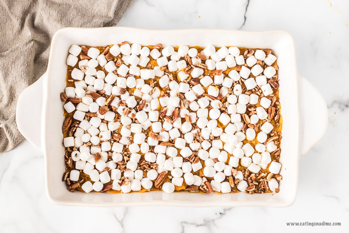 Topping casserole with marshmallows and nuts
