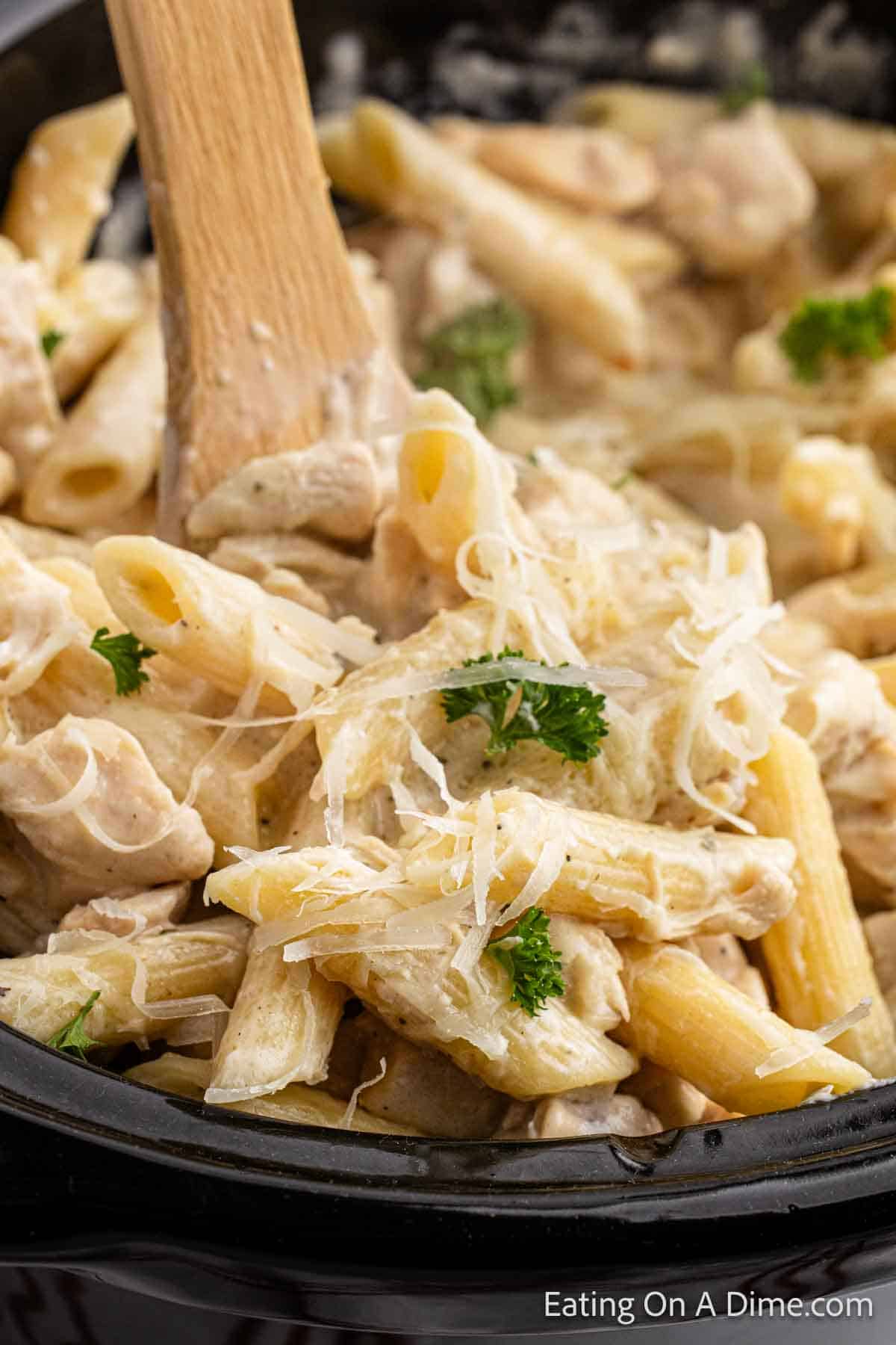Close up image of chicken alfredo pasta 