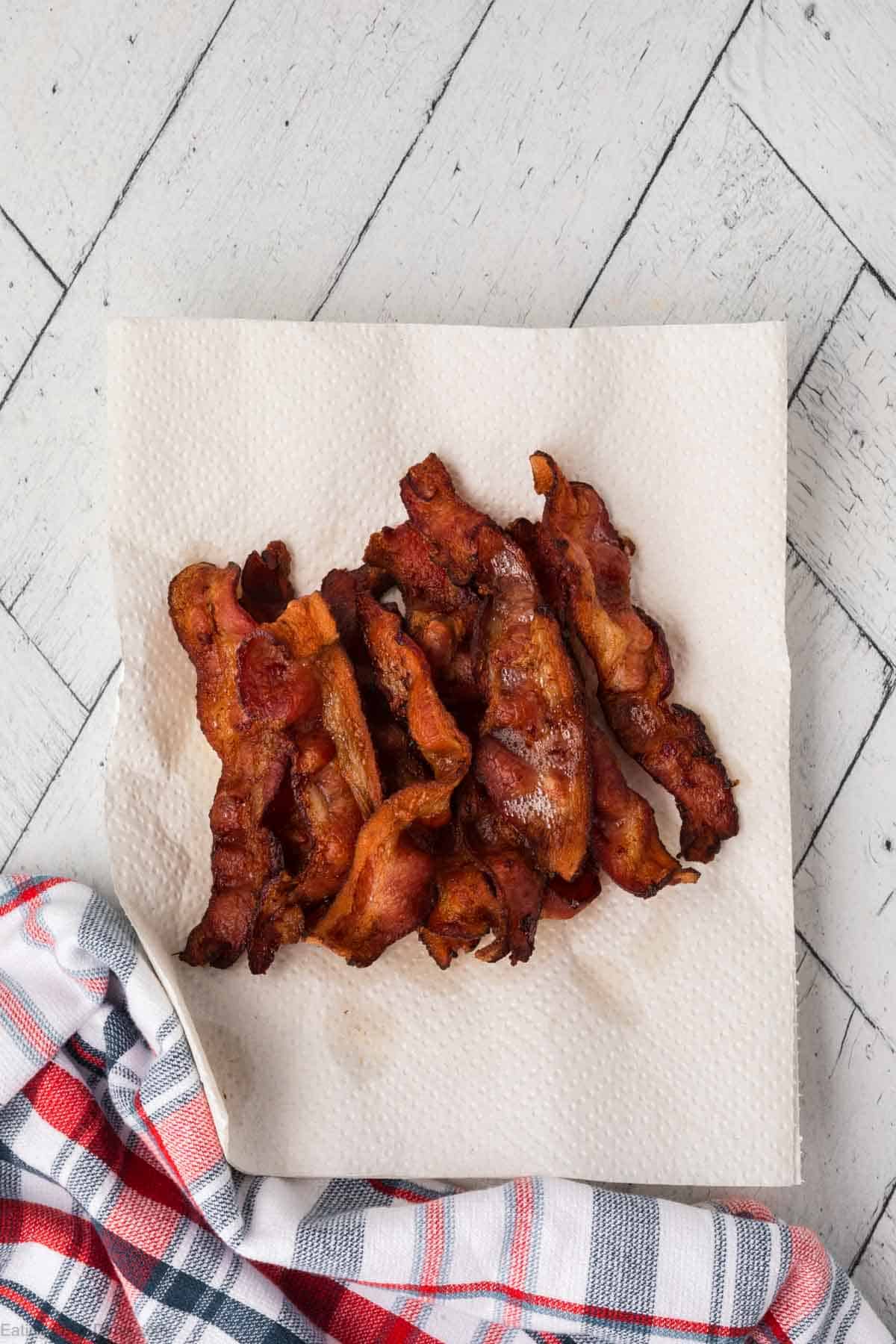 Crispy bacon on the paper towel plate
