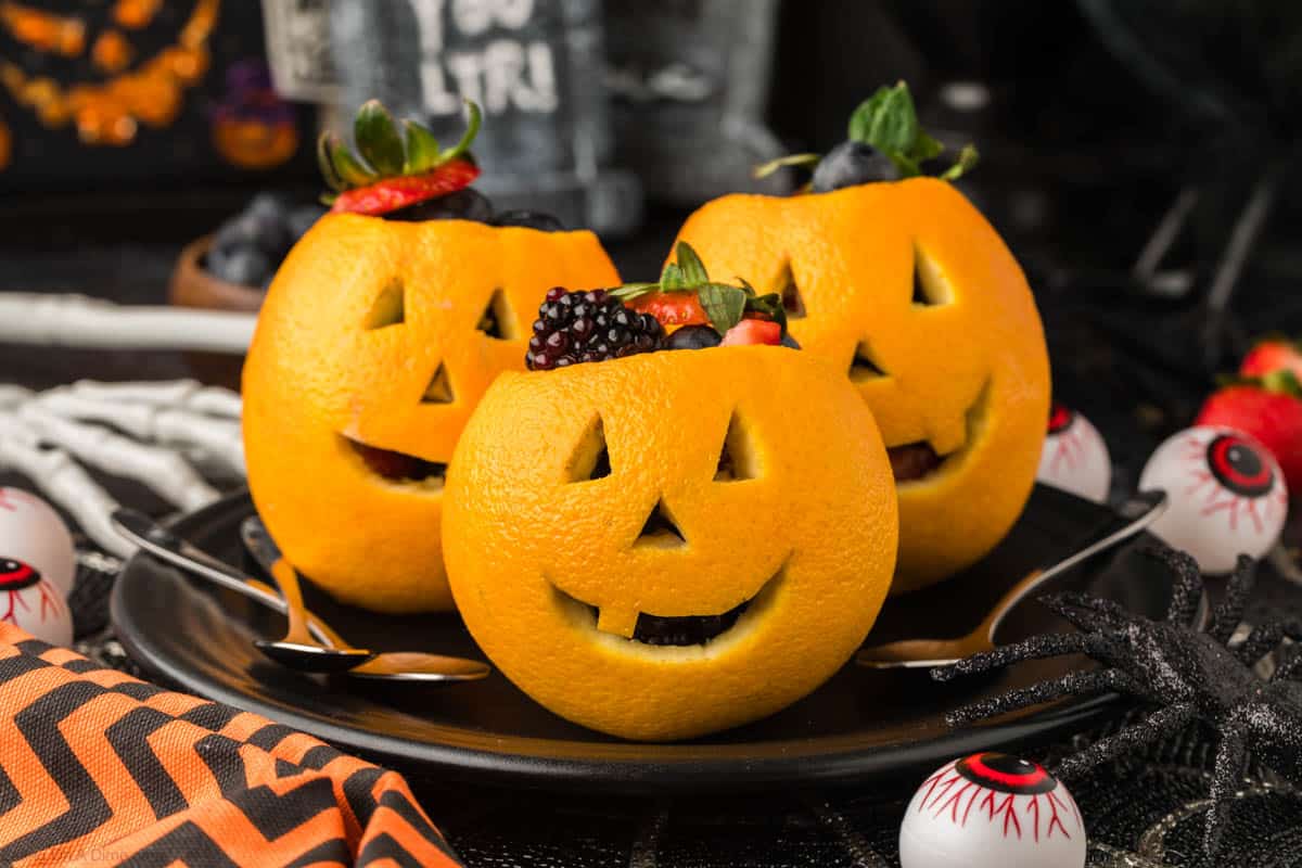 Halloween Jack O'Lantern Cups made with Sharpie and orange Solo cups.   Decoração de festa halloween, Decoraçao halloween, Festas de haloween