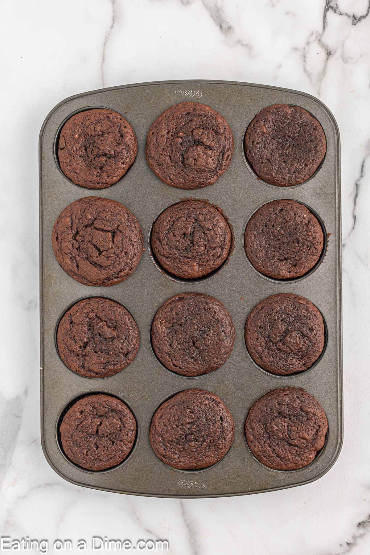 Baked cupcakes in the cupcake pan