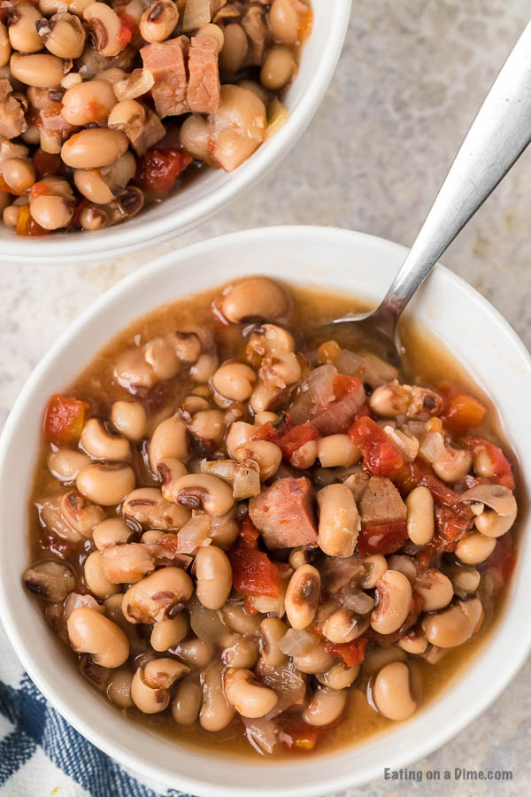 Crock pot black eyed peas recipe is so easy and inexpensive. This is the best way to cook black eyed peas and there is so much flavor! You are going to love these Slow Cooker Black Eyed Peas. This Southern recipe is simple and easy to make but still packed with flavor. Check out this easy black eyed peas recipe! #eatingonadime #blackeyedpeas #crockpotrecipes #slowcookerrecipes #beanrecipes 