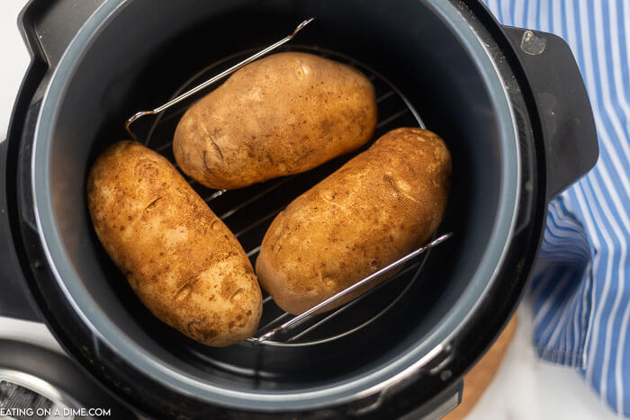 Enjoy easy to make instant pot baked potatoes recipe in 15 minutes. This is the best ever baked potato in a fraction of the time as the oven. Try the best baked potatoes in instant pot for an easy and simple side dish. Pressure cooker baked potatoes are perfect when you need something quick. #eatingonadime #instantpotbakedpotatoes #bakedpotatoesinstantpot #instantpotbakedpotatoeslarge #seasoned #instantpotbakedpotatoesrusset #bakedpotatoes #bakedpotatoesininstantpotrecipe