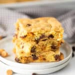 These butterscotch chocolate chip cookie bars are easy to make with only 5 ingredients! These cake mix cookie bars are simple and easy to make in under 30 minutes. You are going to love this easy dessert recipes. #eatingonadime #cakemixcookiebars #cakemixrecipes #easydessertrecipes