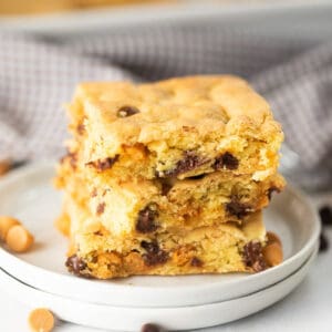 These butterscotch chocolate chip cookie bars are easy to make with only 5 ingredients! These cake mix cookie bars are simple and easy to make in under 30 minutes. You are going to love this easy dessert recipes. #eatingonadime #cakemixcookiebars #cakemixrecipes #easydessertrecipes