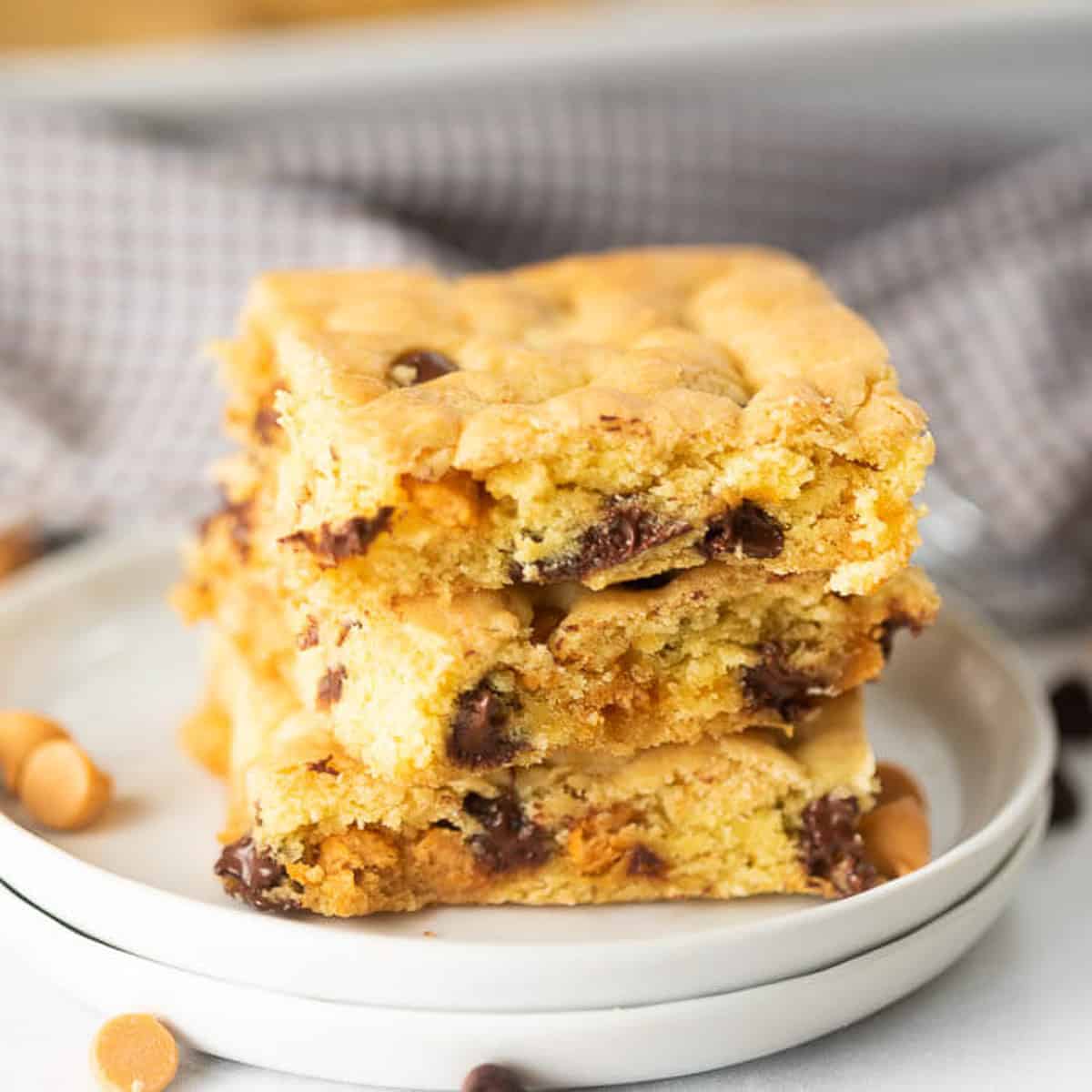 These butterscotch chocolate chip cookie bars are easy to make with only 5 ingredients! These cake mix cookie bars are simple and easy to make in under 30 minutes. You are going to love this easy dessert recipes. #eatingonadime #cakemixcookiebars #cakemixrecipes #easydessertrecipes 