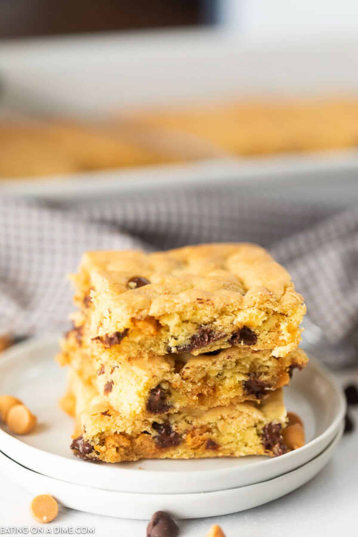 These butterscotch chocolate chip cookie bars are easy to make with only 5 ingredients! These cake mix cookie bars are simple and easy to make in under 30 minutes. You are going to love this easy dessert recipes. #eatingonadime #cakemixcookiebars #cakemixrecipes #easydessertrecipes