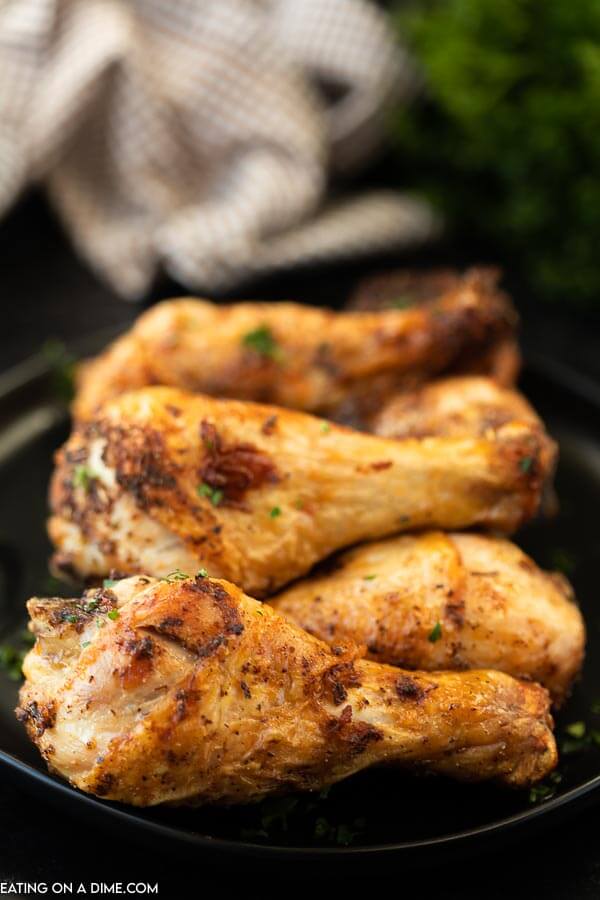closeup picture of a plate of chicken drumsticks.