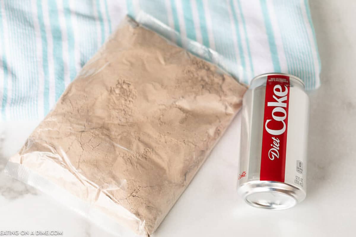 Ingredients to make skinny chocolate cupcakes: Chocolate Cake Mix and a can of Diet Coke 