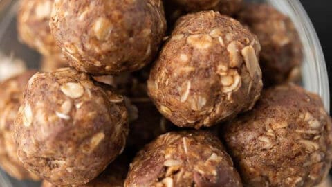 No bake energy bites are packed with protein so you can feel good about eating this for breakfast or a quick snack on the go. Try this today!