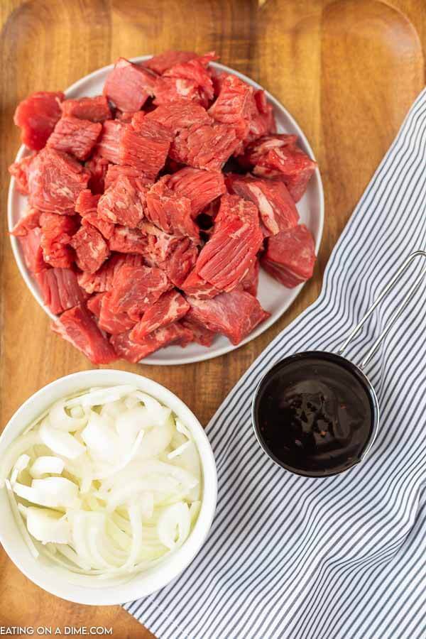 Ingredients to make this recipe: steak, teriyaki sauce and onions 