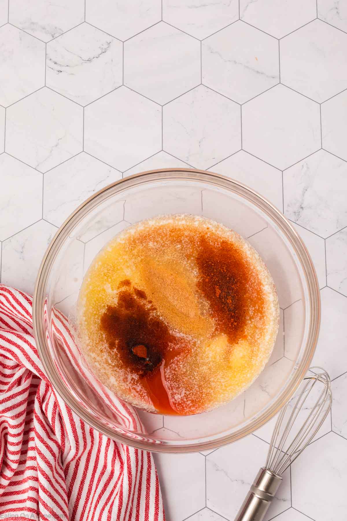 Combining the melted butter with the spices in a bowl
