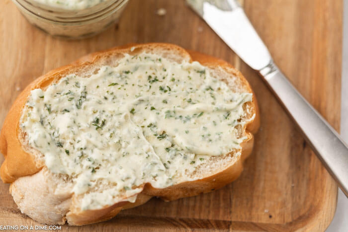 picture of garlic butter on bread