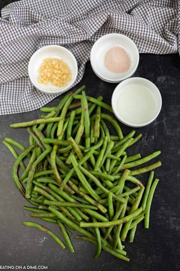 ingredients for recipe: green beans, garlic, salt, olive oil. 