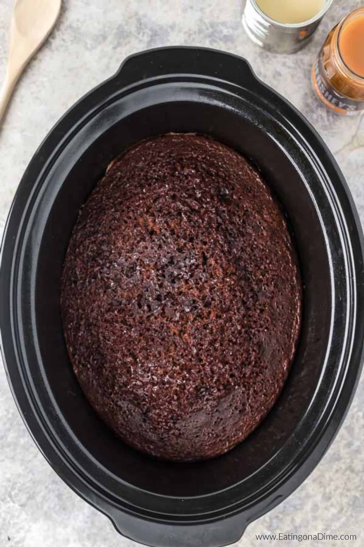 Cooked cake in the slow cooker.
