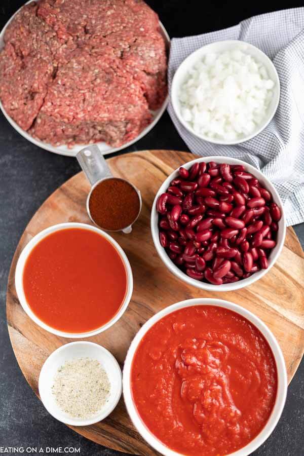 Ingredients for recipe: ground beef, onion, kidney beans, tomatoes, seasoning. 