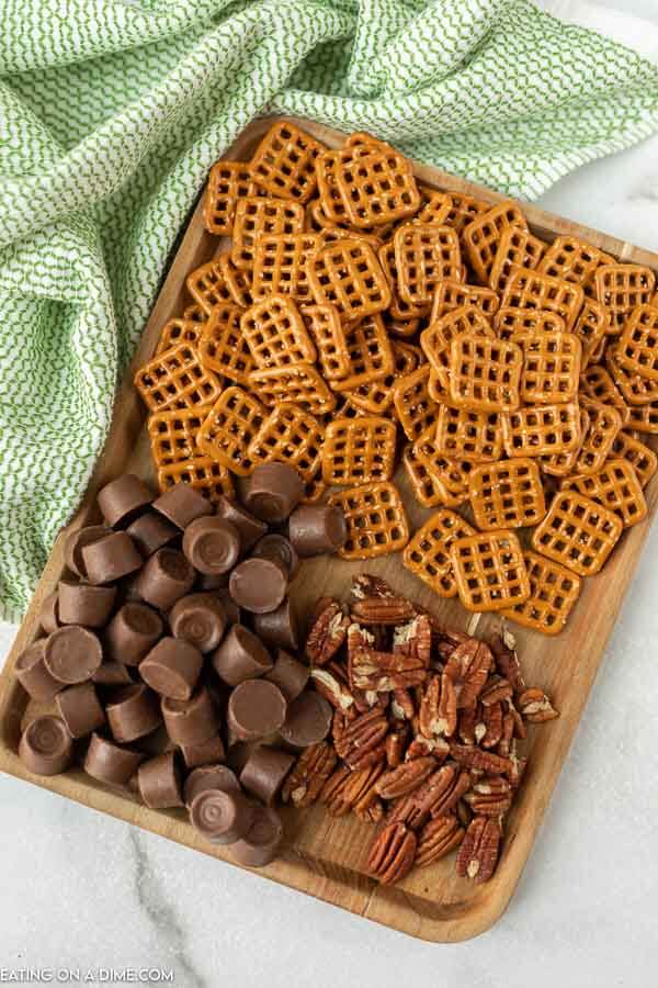 Ingredients for recipe: pretzels, rolo candy, pecans. 