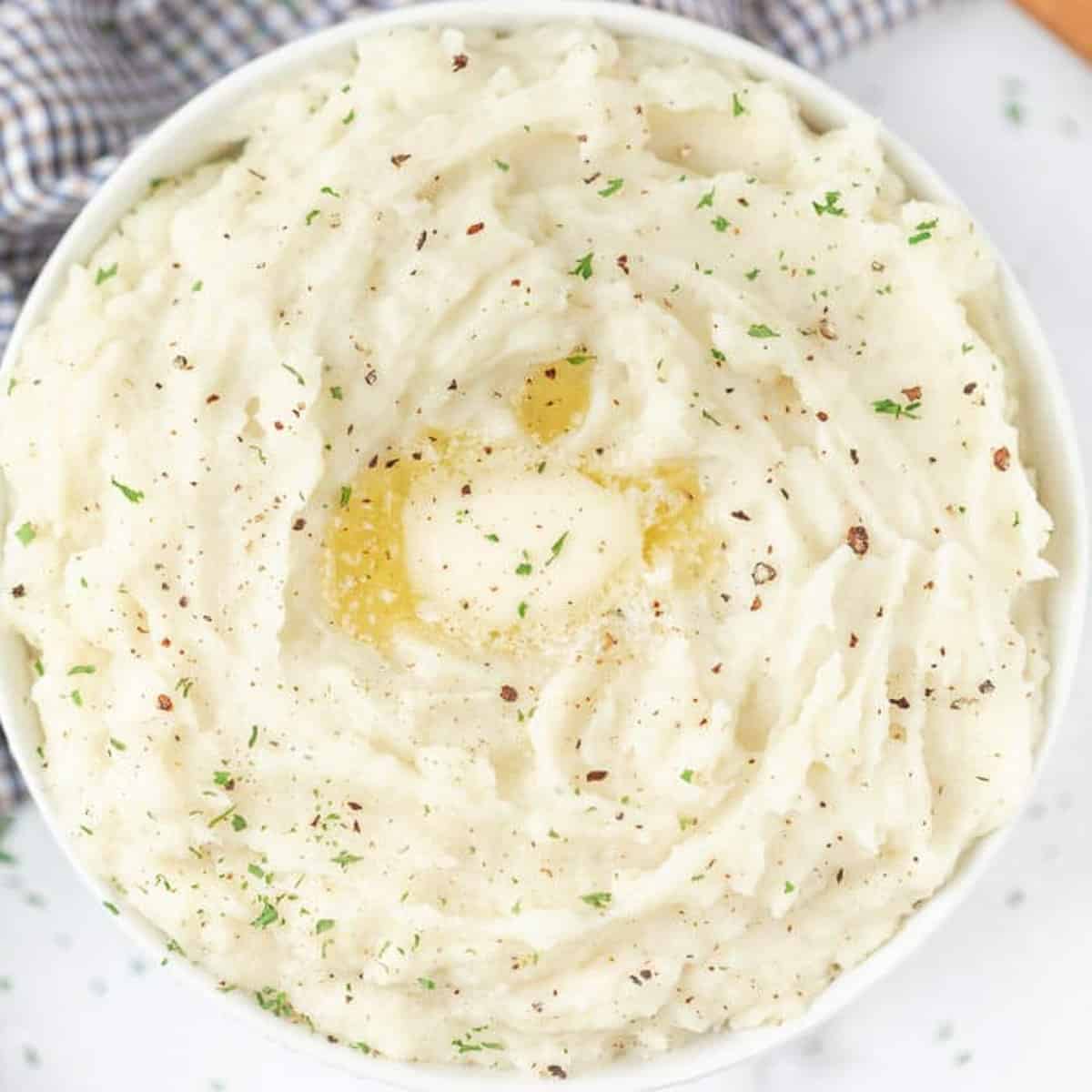 bowl of mashed potatoes