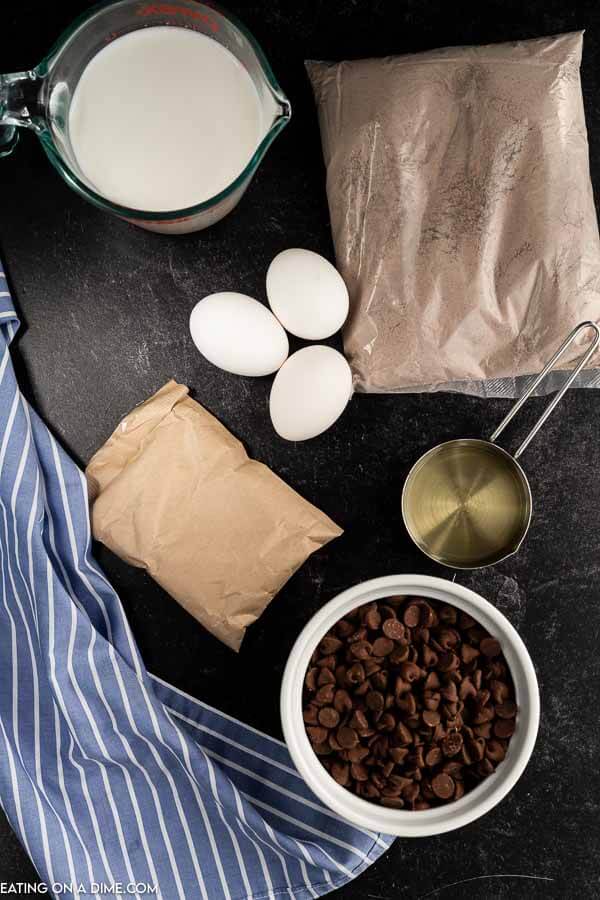 Ingredients needed for chocolate lava cake - chocolate fudge cake mix, milk, vegetable oil, eggs