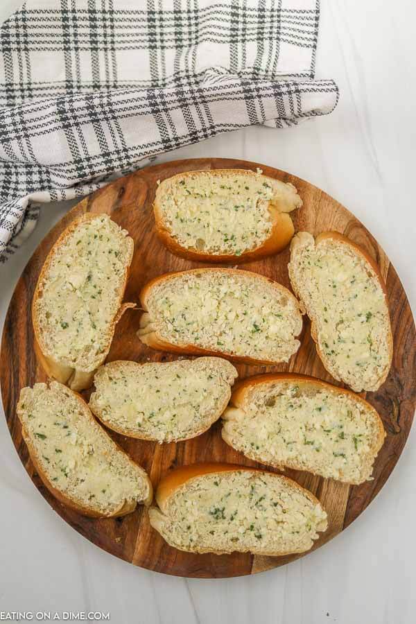 Garlic bread on a platter. 