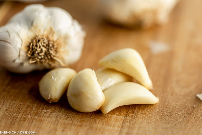Close up image of garlic cloves and peeled garlic. 