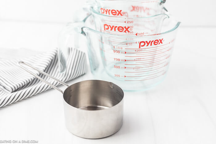 Measuring cup and liquid measuring cups