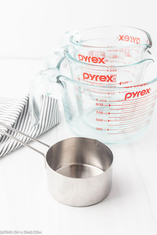 Measuring cup and liquid measuring cups
