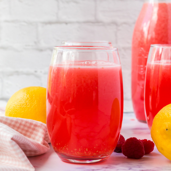 Close up image of Raspberry Lemonade in a glass 