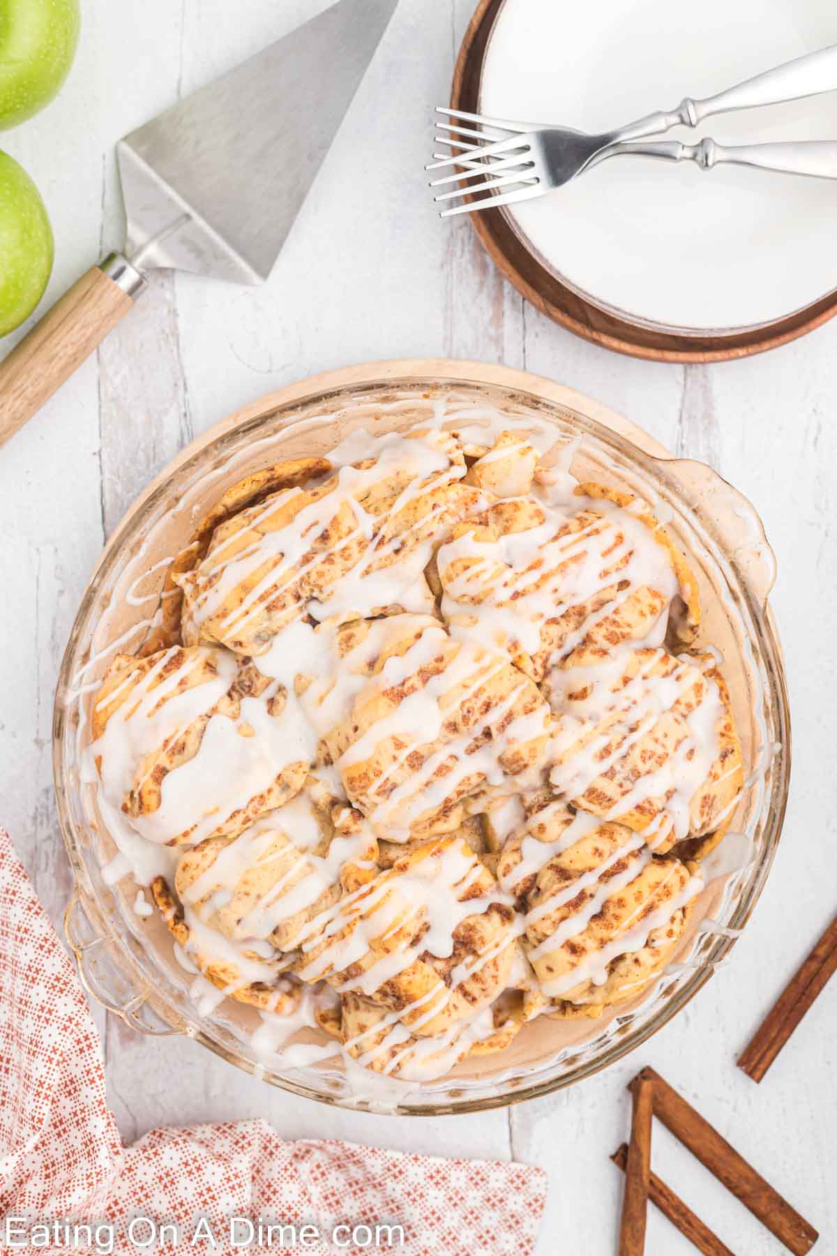 Cinnamon roll apple pie in a pie pan