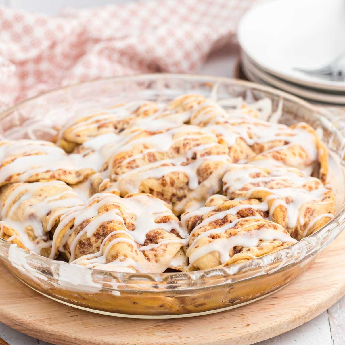 Cinnamon roll apple pie in a pie pan