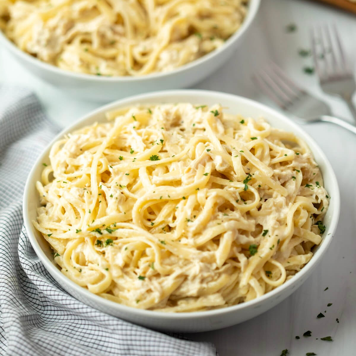Close up image of a bowl of chicken alfredo