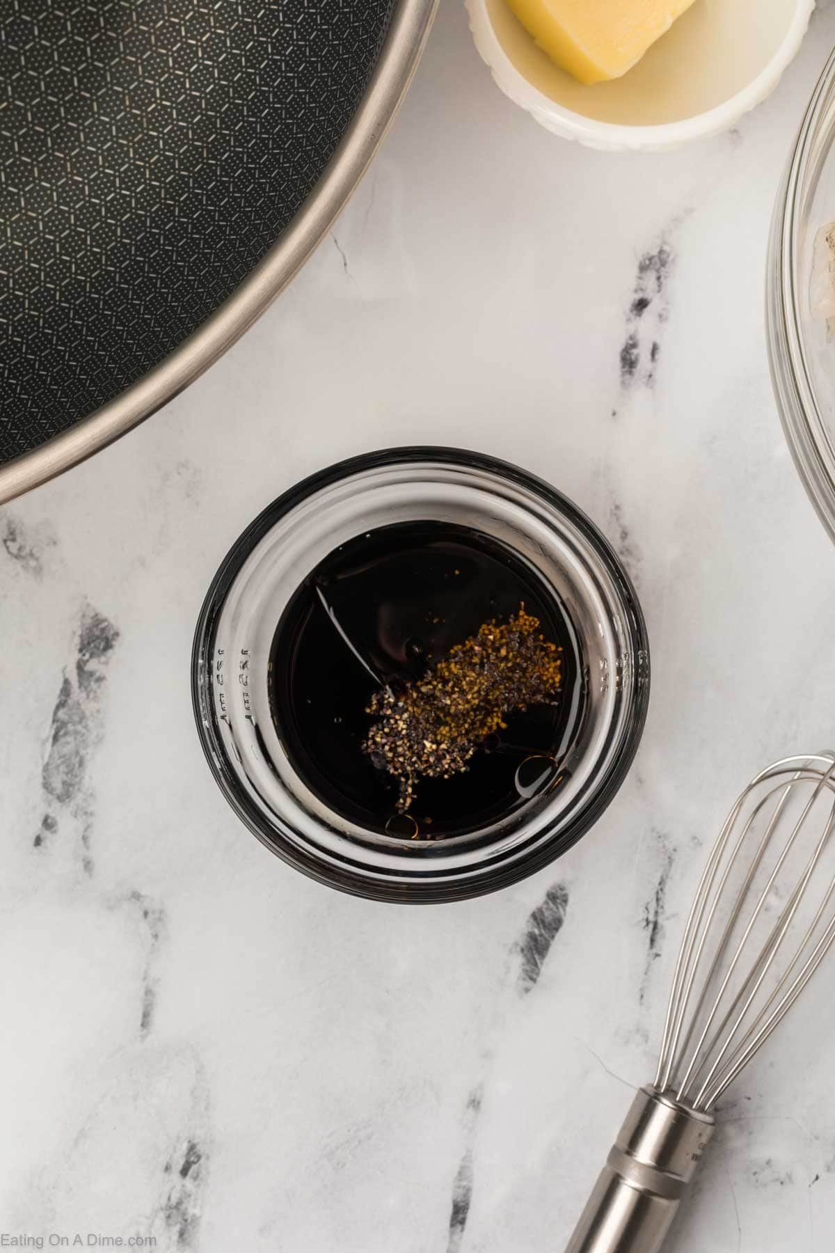 Combining the sesame oil, soy sauce, mirin and pepper in a small bowl