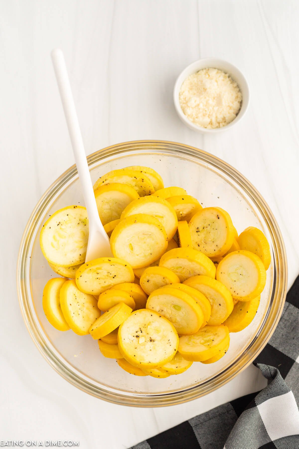 Combining the slice squash in a bowl with the seasoning