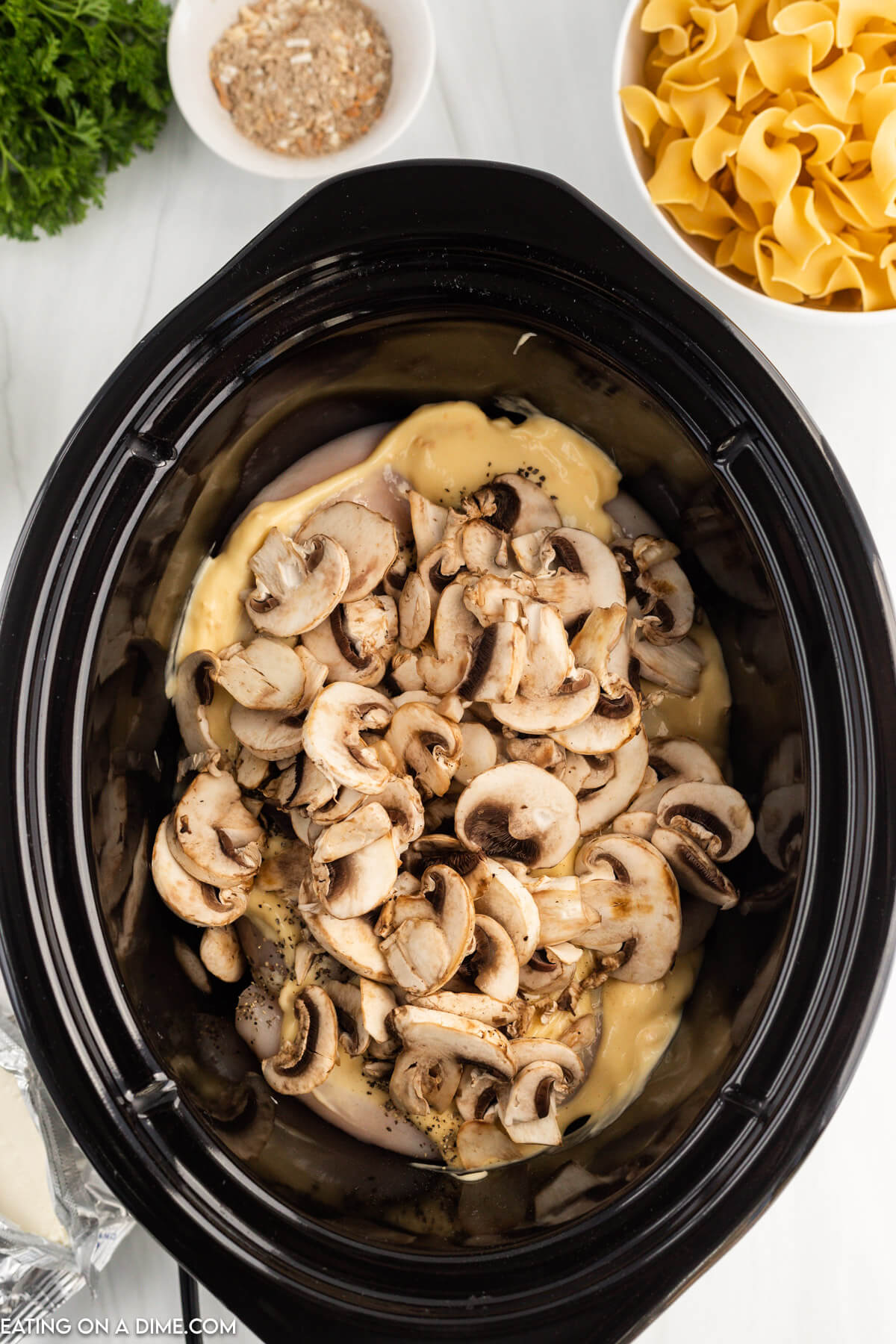 Topping chicken breast with slice mushrooms