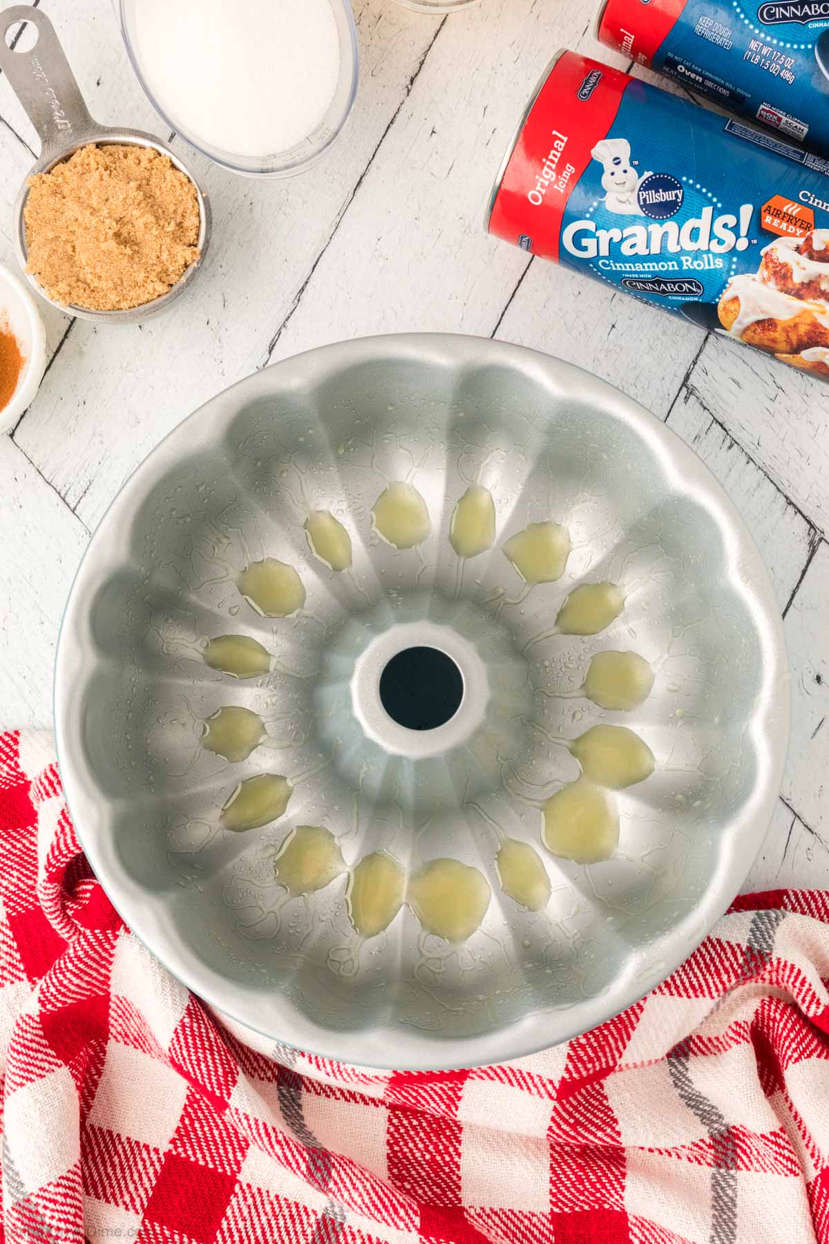 Greasing the bundt pan 