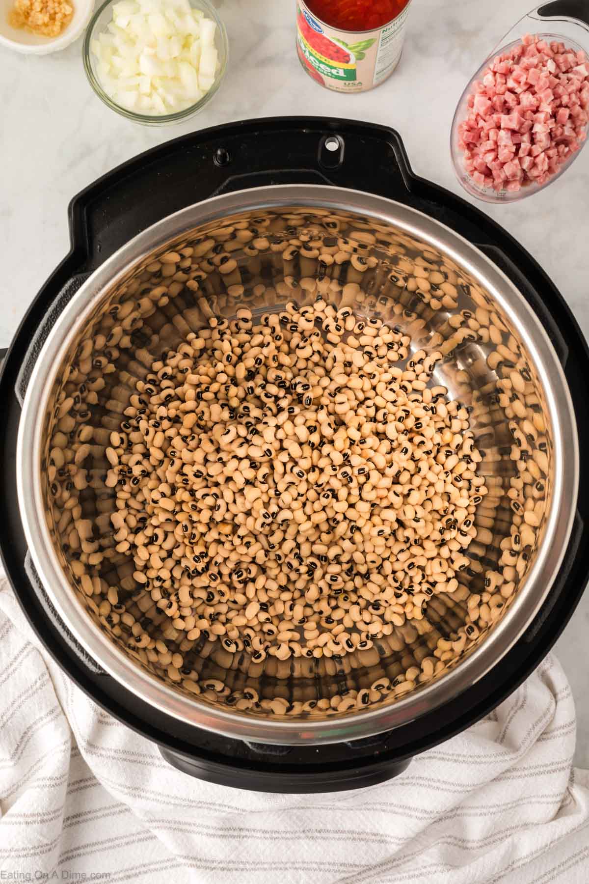 Placing the black eyed peas in the instant pot