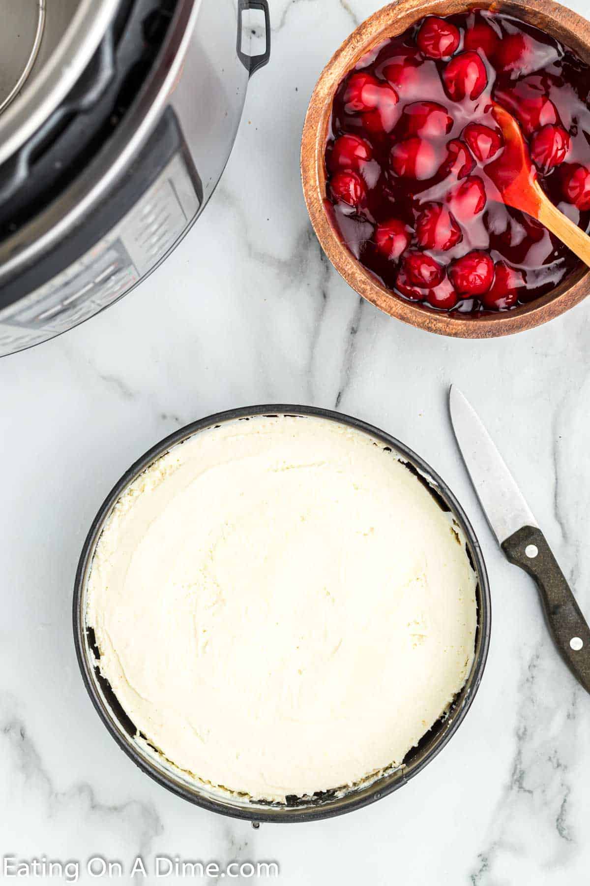 Cooked cheesecake in the pan