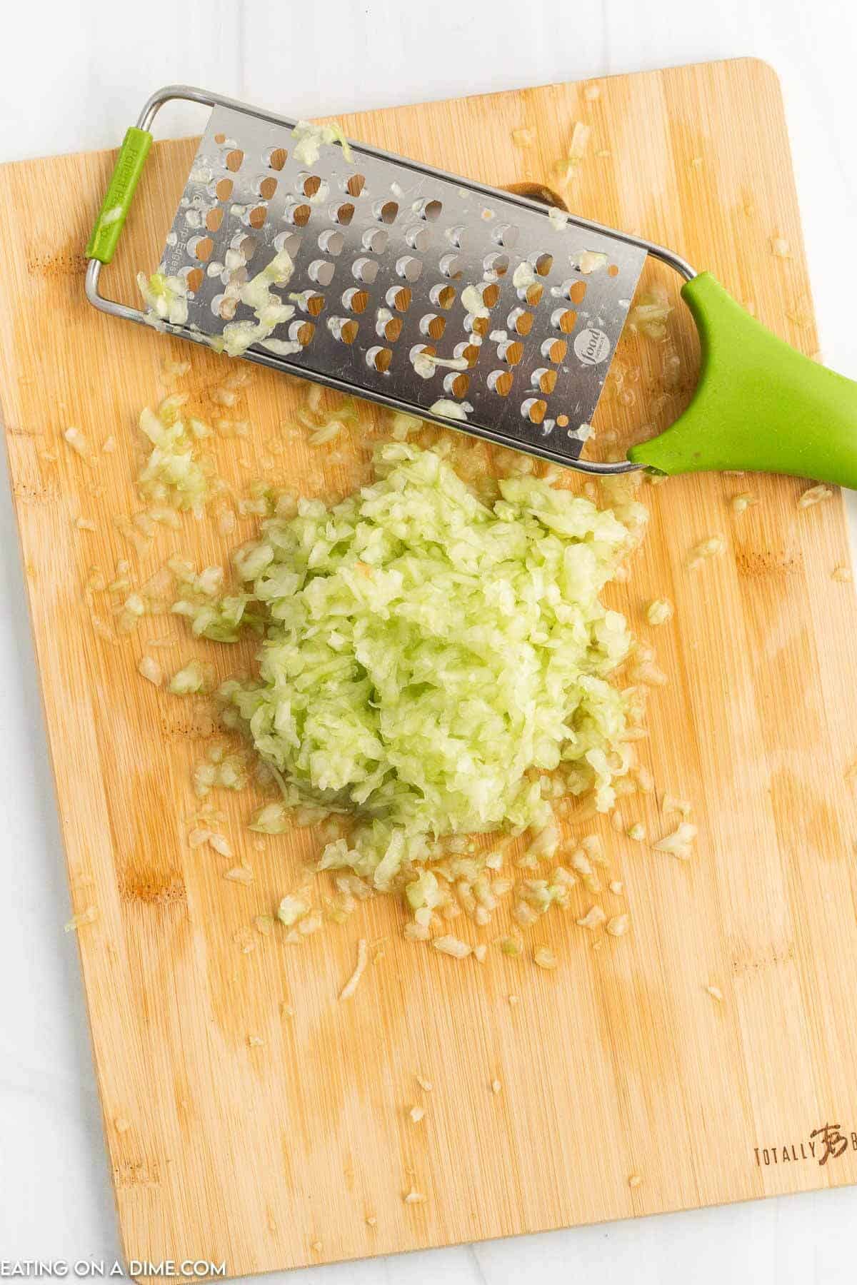 Shred cucumber into small pieces