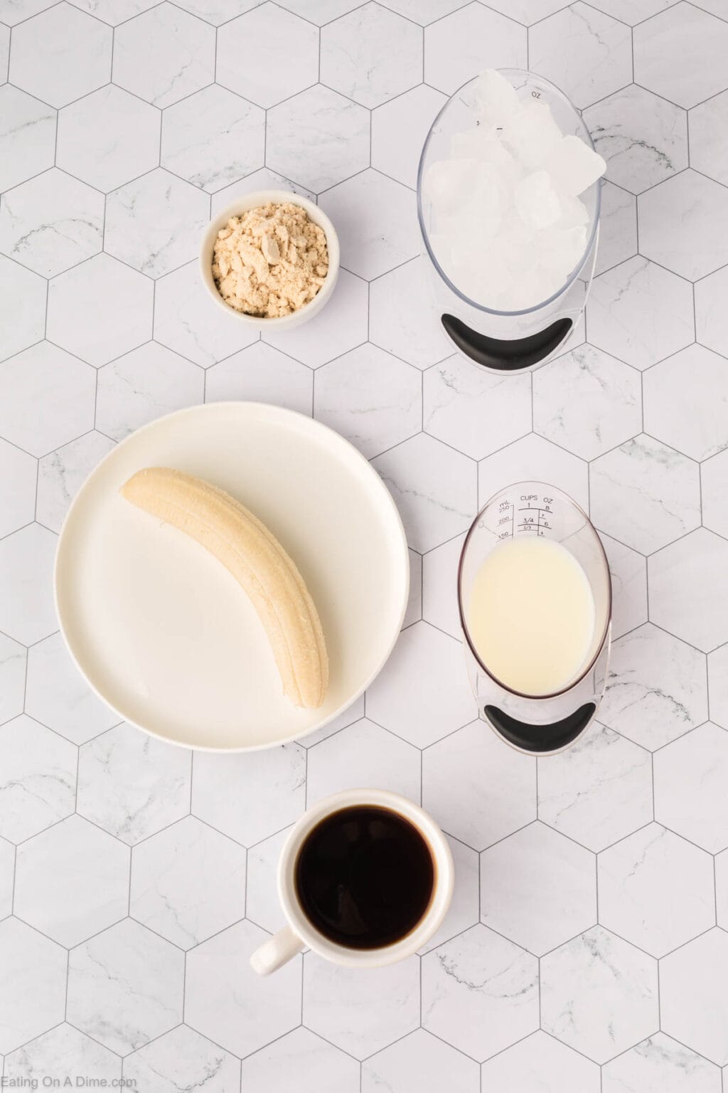 coffee-smoothie-eating-on-a-dime