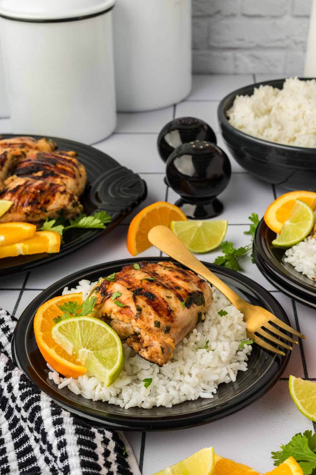 Mojo chicken on white rice with slice of orange and lime