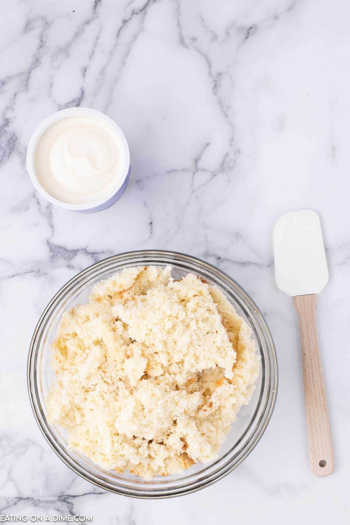 Crumble cake in a bowl